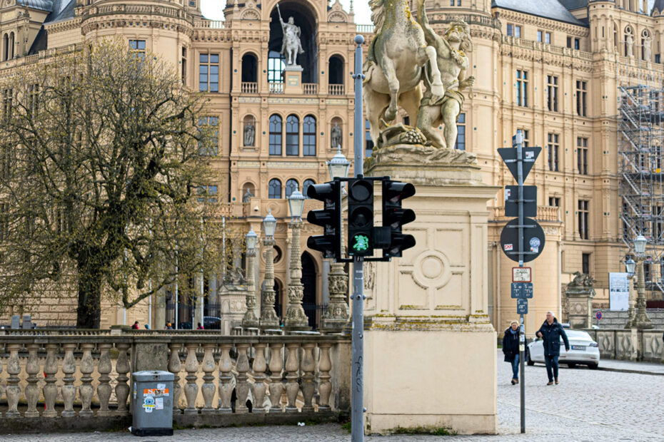 Petermännchen-Ampel vor dem Schweriner Schloss