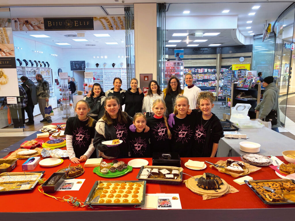 Gruppenbild mit Kuchen