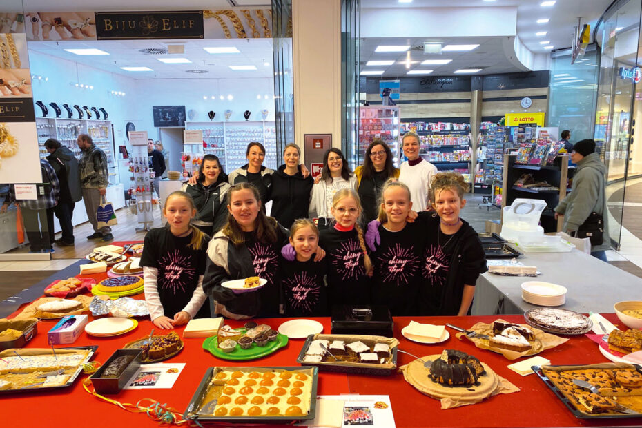 Gruppenbild mit Kuchen