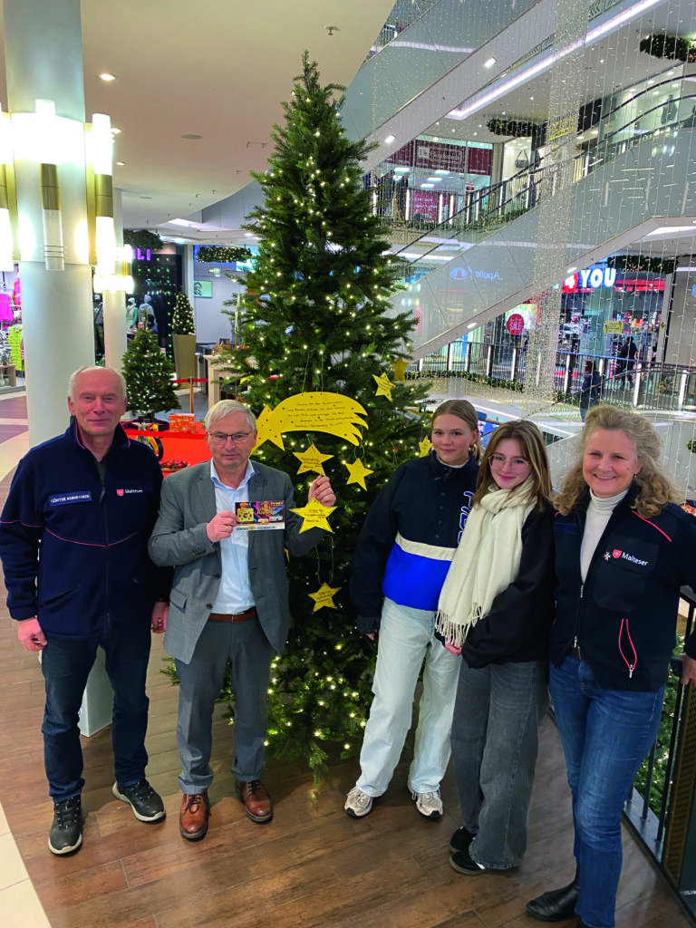 Günter Reinkober (l.) und Daisy Bernstorff (r.) schmückten zusammen mit Lilly und Paula den Baum, Center-Manager Henner Schacht hat den ersten Wunsch schon erfüllt: eine Silvester-Glücksrakete.