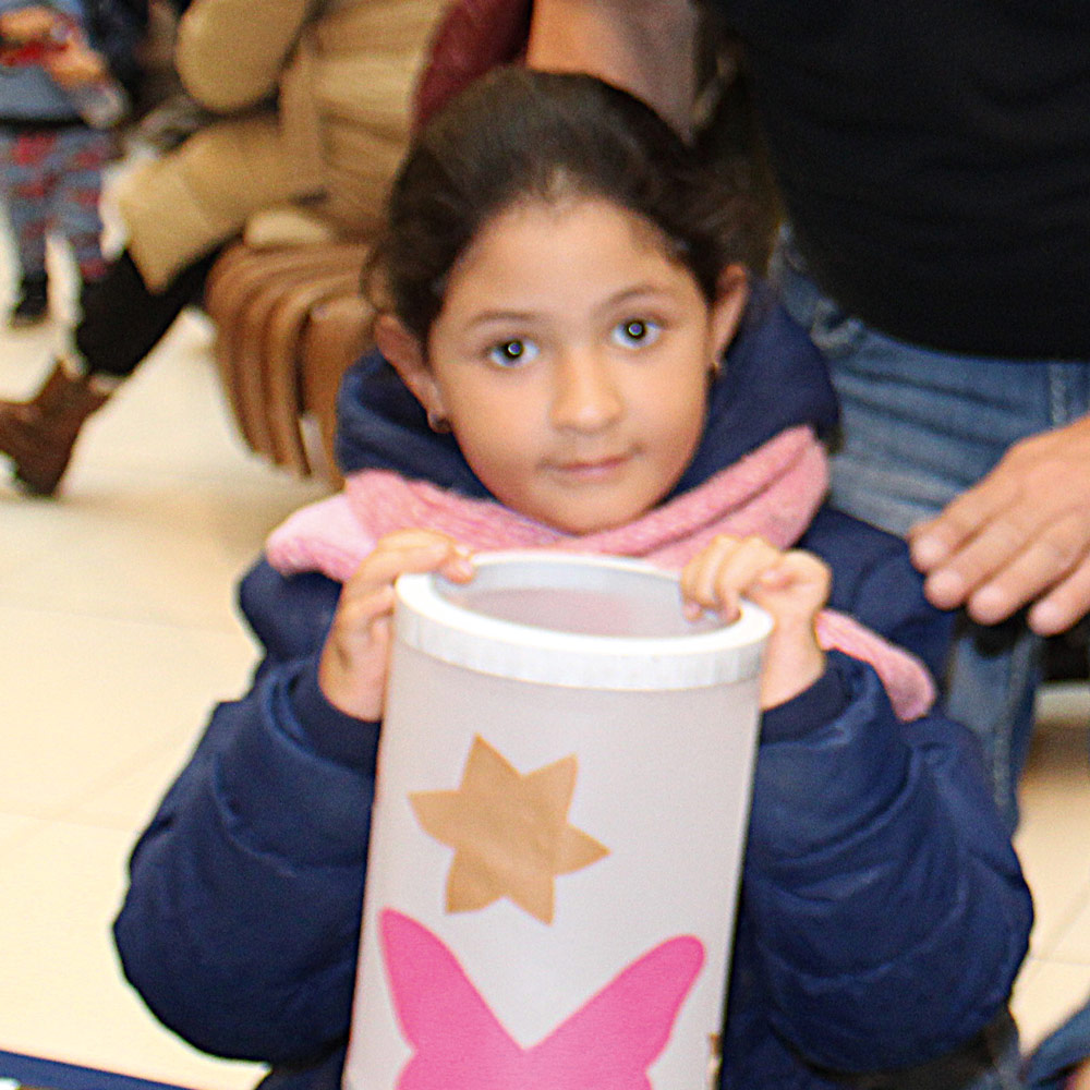 Chaima mit ihrem Lampion